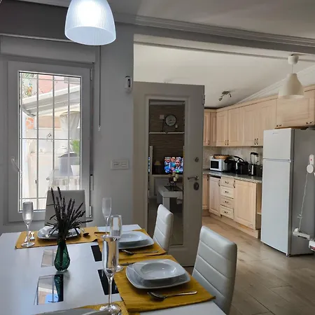 Будинок відпочинку Cozy With Private Terrace And Communal Pool In