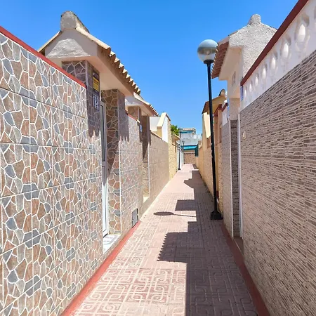 Cozy With Private Terrace And Communal Pool In Будинок відпочинку