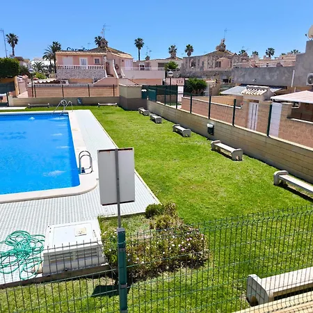 Будинок відпочинку Cozy With Private Terrace And Communal Pool In