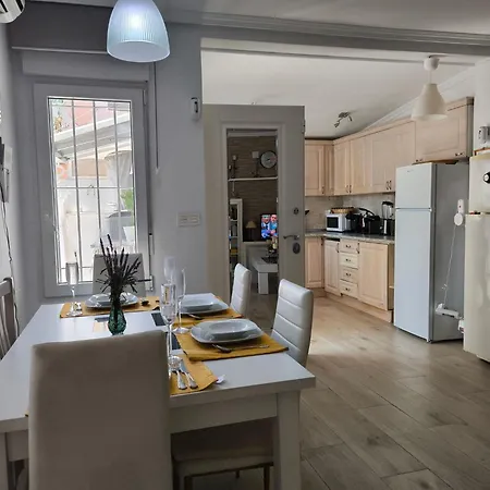 Будинок відпочинку Cozy With Private Terrace And Communal Pool In Торрев'єха