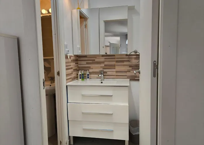 펜션 Cozy With Private Terrace And Communal Pool In 또레비에하