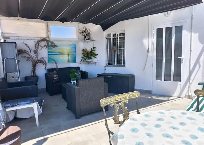 펜션 Cozy With Private Terrace And Communal Pool In *