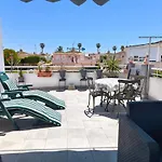 펜션 Cozy With Private Terrace And Communal Pool In