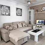펜션 Cozy With Private Terrace And Communal Pool In 또레비에하
