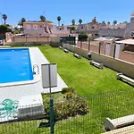펜션 Cozy With Private Terrace And Communal Pool In